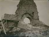 Ruinen av Britas kapell, koret.
Under restaurering 1929?