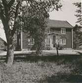 Norra Hagby nummer 18. Ett bostadshus med sadeltak och träfasad.