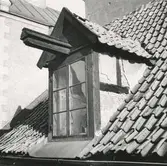 Frontespis med hissanordning.