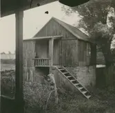 En byggnad med sadeltak och trappa på en gård i Segerstad.