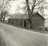 Kyrkstall med spåntak i Oskars socken.

Kyrkstallar