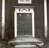 En dörr till ett bostadshus i Gökalund.