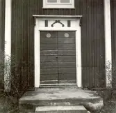 En dörr till ett bostadshus i Gökalund.