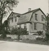 Danjel Pers byggnation. En villa med träfasad och mansardtak.