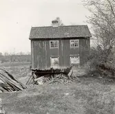 Tvåvånings enkelstuga i mycket dåligt skick.