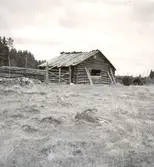 En ängslada med korsknut på en ängsmark i Skäfshult.