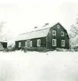 Ett bostadshus med mansardtak i Gillsättra.