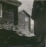 Ett bostadshus mellan två byggnader i Hagnebo.