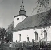 Döderhult kyrka. Exteriör del av långsidan med tornet till vänster, snett från höger.