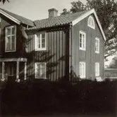 Dörby krog med ett lunettfönster i gaveln.