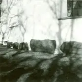 Grundstenarna på norra sidan Hagby kyrka.