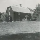 Bostadshus med farstukvist. Regneliusgården i Bankhult.