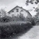 Före detta sockenstugan vid kyrkan i Lofta.