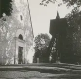 En församlingskyrka och klockstapel i Mortorp.