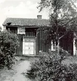 Ett bostadshus med träfasad.