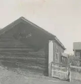 Gammal uthusbyggnad med Drängstuga.