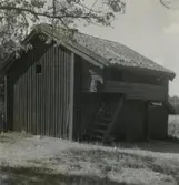 En loftbod med sin loftgång närmast kameran.