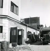 Lastbil och tunnor vid Anderssons bryggeri.