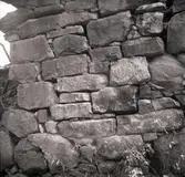 Sandstensparti på norra väggen av en tegelugnsruin.