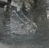 Trappa i östra kyrkogårdsmuren med insatta medeltida huggstensdetaljer.