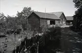 Gärdsgård och ekonomibyggnad med korsknut.