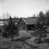 Ängslada, fyra kilometer öster om Mörlunda, strax öster om järnvägen.