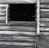 Ängslada, fyra kilometer öster om Mörlunda, strax öster om järnvägen.