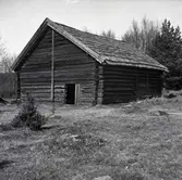 Ängslada, fyra kilometer öster om Mörlunda, strax öster om järnvägen.