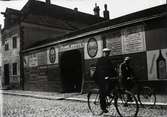 Två män som cyklar framför bryggeriet Nordstjernan.