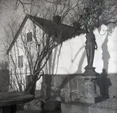 Säteriet i Ankarsrum. En staty vid väggen.