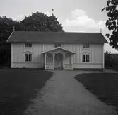 Ett bostadshus med veranda och träfasad i Glasholm.