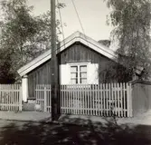 Gammal stuga i kvarteret Hasseln, gavel mot gatan respektive mot gården.