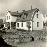 Ett bostadshus med mansardtak och frontespis i kvarteret Hagtornet, 2-3.