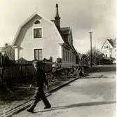 Ett bostadshus med frontespis och mansardtak i kvarteret Hagtornet, 2-3.