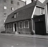 En bostad med mansardtak på Södra Långgatan.