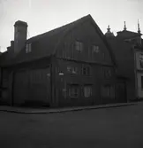 Ett bostadshus med träfasad i kvarter Skrivaren i Kalmar. Domkyrkan i bakgrunden.