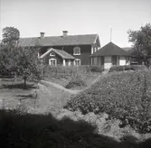 Bostadshus och lusthus.