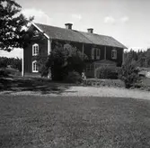 Bostadshus med träfasad och veranda.