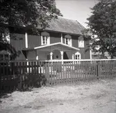 Bostadshus och staket i Fastlycke.