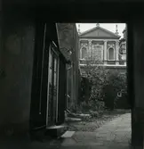 En innergård i kv. Skrivaren, domkyrkan i bakgrunden.