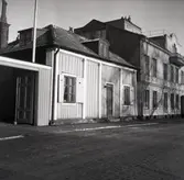 Dahmska huset, fasaden av den låga träbyggnaden till höger.