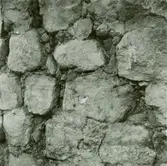 En grundmur i Hagby kyrka.