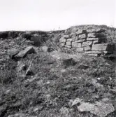 Rest av hällkista, byggd av liggande flis.