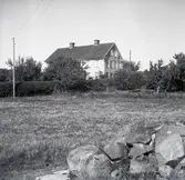 Större bostadshus i två våningar på Älö.