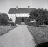 Större bostadshus i två våningar på Älö.