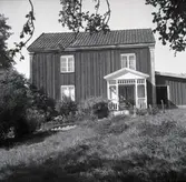 Ett bostadshus i två våningar på Älö.