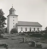 Stenåsa kyrka 

Stenåsa kyrka, vid östra landborgen, består av ett rektangulärt kyrkorum med kor i öster. Sakristia i norr och torn i väster. Kyrkan, som stod färdig 1831, föregicks av en medeltida stenkyrka.. Spår av en träkyrka påträfades vid renoveringen 1956. De vitputsade murarna täcks av sadeltak. Tornet kröns av en lanternin. Ingångar i väster och mitt på sydfasaden leder in till kyrkorummet. Fönsteröppningarna i sakristian är spetsbågiga. Interiören präglas av den dekormålning, tillkommen 1902, som pryder valv och väggar. Kyrkans inre är ett gott prov på sekelskiftets renoveringsambitioner.