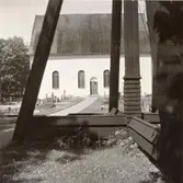 Arby kyrka sedd genom klockstapeln.