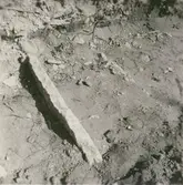 Hällkista, undersökt av Erik Hofrén och K-G Petersson.