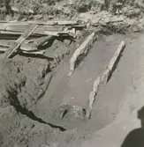 Hällkista, undersökt av Erik Hofrén och K-G Petersson.